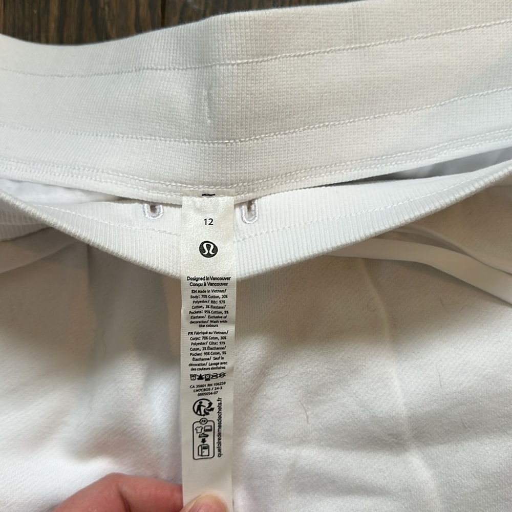 NWT lululemon Scuba short - Picture 4 of 4